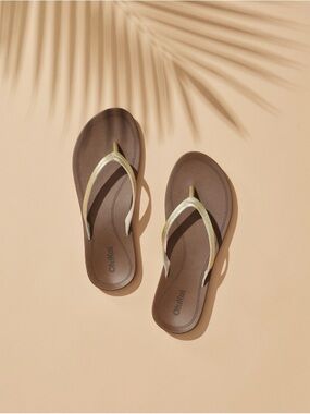 OluKai Women’s LALAHI Flip Flops in Wheat Gold/Toffee Size 9